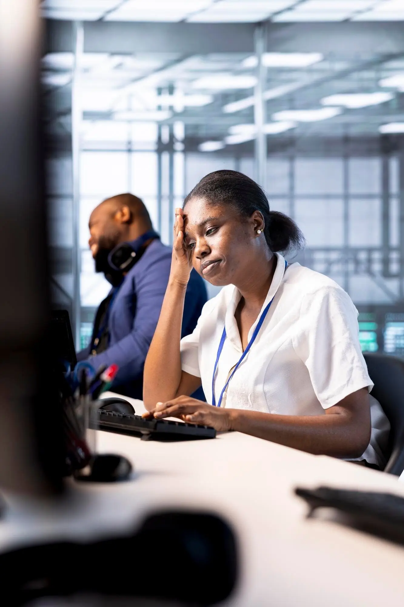 Техник дата-центра испытывает головную боль из‑за стресса, вызванного переработкой.