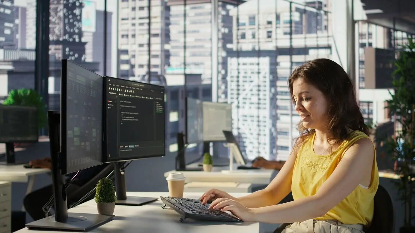 Радостный менеджер в инвалидной коляске даёт пять сотруднику.