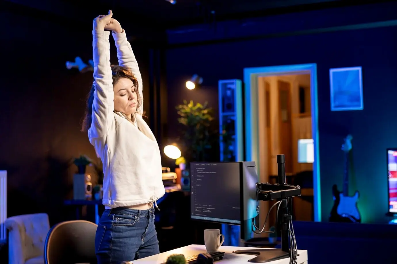 Сотрудник ИТ снимает напряжение в мышцах после проверки кода.