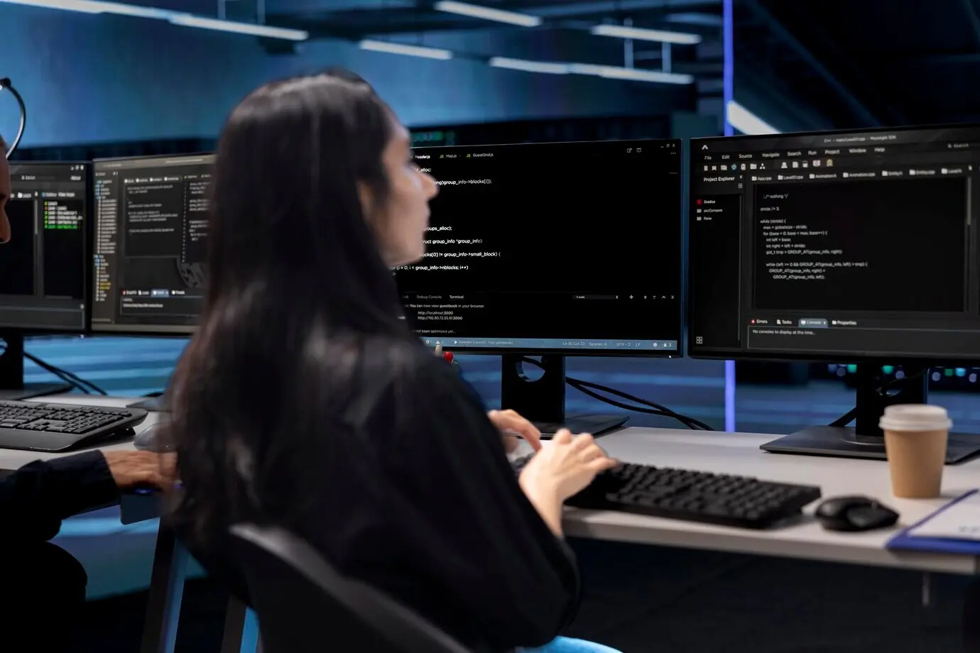 Специалист по ИТ в серверном центре устраняет ошибки, приводящие к замедлению оборудования.