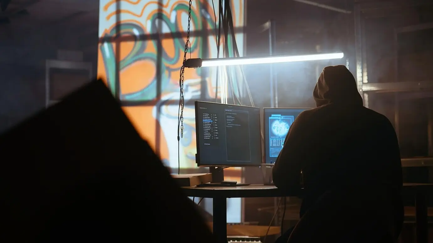 Хакер, использующий интерфейс программы на экране компьютера.