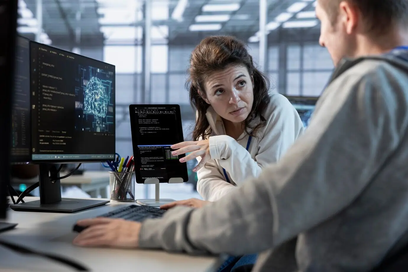 Разработчики программного обеспечения работают с планшетом в центре обработки данных.